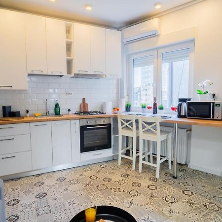 One Bedroom Flat In Bucharest'S Historic District Bagian luar foto