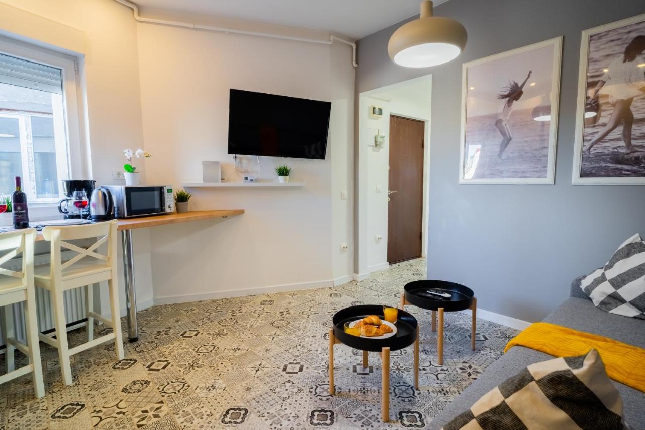 One Bedroom Flat In Bucharest'S Historic District Bagian luar foto