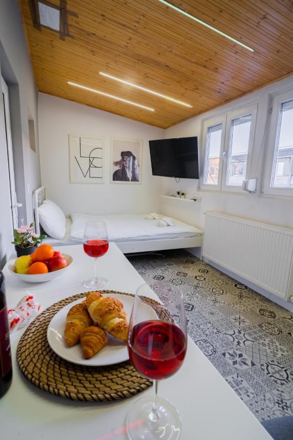 One Bedroom Flat In Bucharest'S Historic District Bagian luar foto