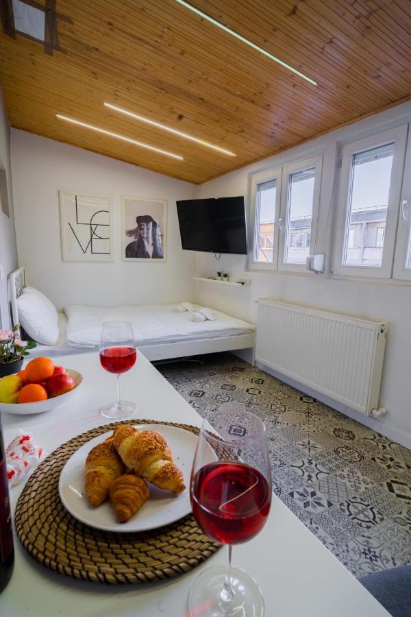 One Bedroom Flat In Bucharest'S Historic District Bagian luar foto